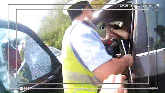 民警执法现场视频截图。通讯员提供