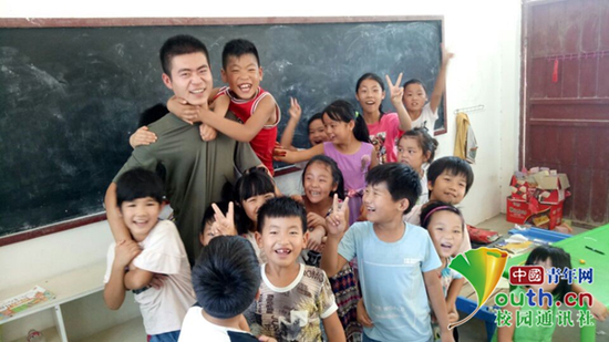 2018年暑期时,司平云参加支教,与孩子们在一起。本人供图