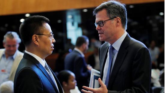中国驻WTO大使张向晨（左）和美国驻WTO大使谢伊（右）（图自外媒）