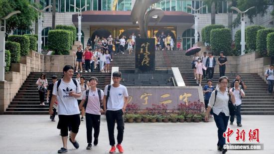 资料图:考生走出高考考场。中新社记者 俞靖 摄