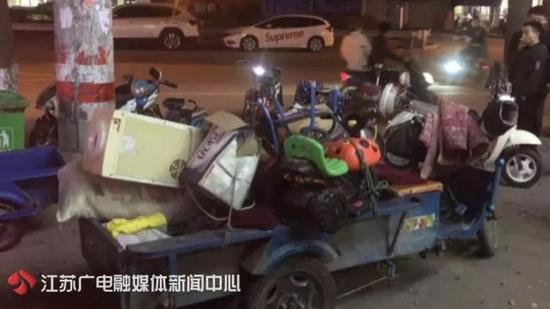 随后,警方通过走访周边门店、调阅沿街监控等方式,很快锁定了62岁男子李某。