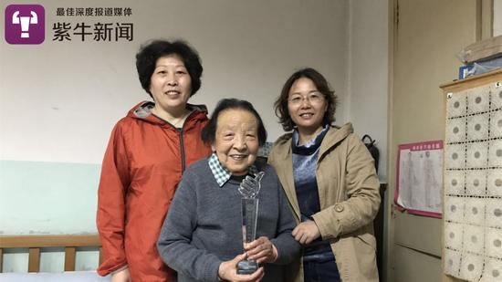 社区领导给朱奶奶颁发?#21271;?><span class=