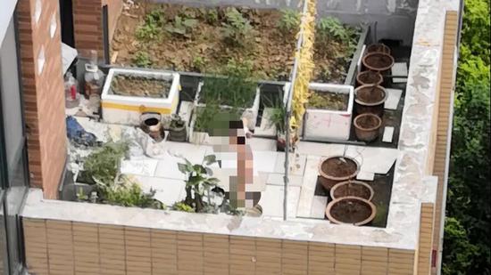 视频显示,一女子抓住男童的双腿,将其身体倒置拍打。视频截图
