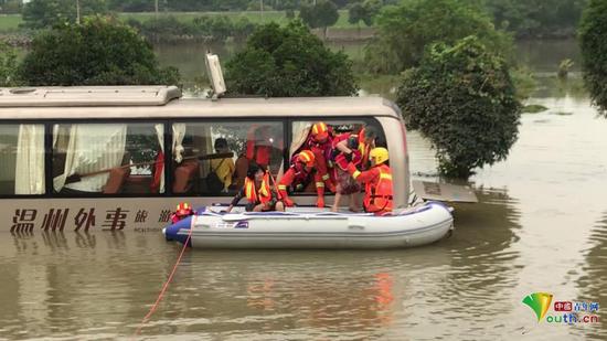 “老年团”旅游中巴误入大水13人被困。
