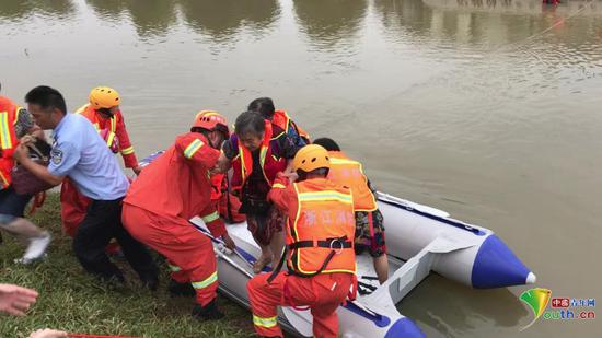 “老年团”旅游中巴误入大水13人被困。