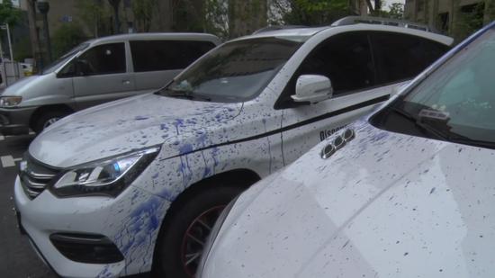 南京又有高空抛物 墨汁瓶从天降砸坏轿车“A柱”