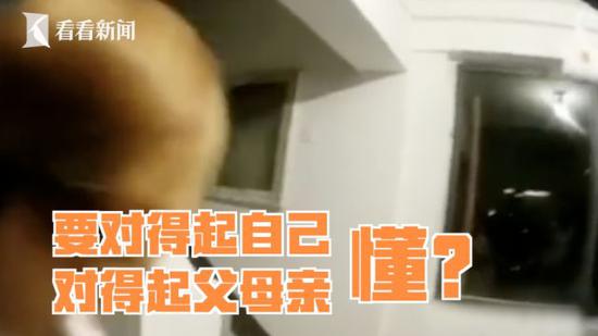 最终,在警民的共同劝说下,男子终于爬下窗台,放弃了轻生念头。