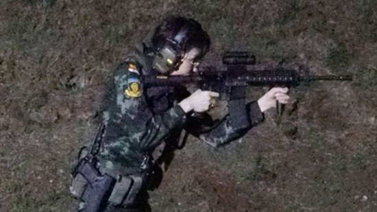 诗妮娜打靶射击