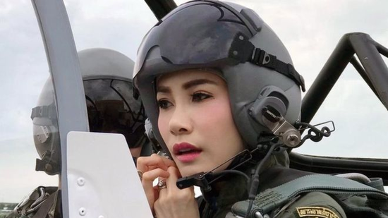 诗妮娜在战斗机驾驶舱内