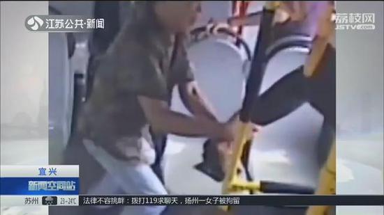 江苏男子坐过站要下车被拒 拳打、拿灭火器砸公交司机