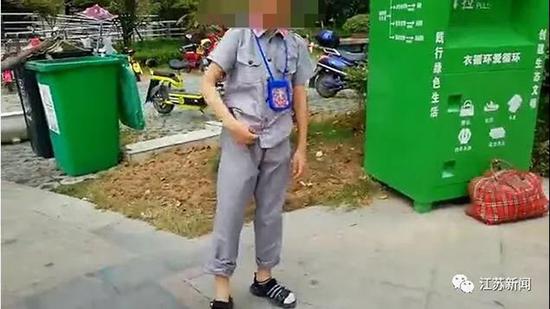 淮安男孩踢球砸中过路女子 同行男子竟将其一脚踹飞