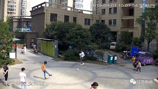 淮安男孩踢球砸中过路女子 同行男子竟将其一脚踹飞
