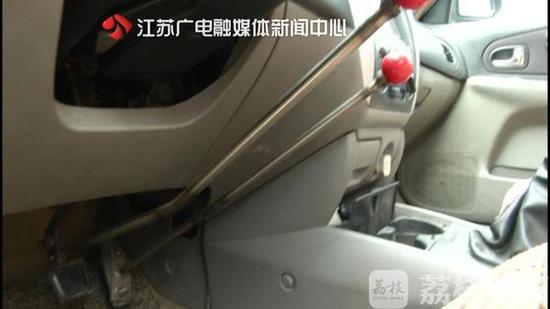 扬州男子私自改装小轿车 油门刹车竟用手来控制