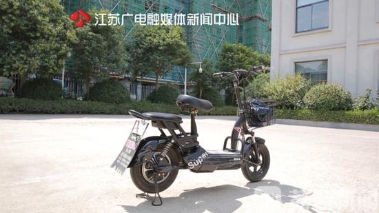 掩耳盗铃！偷车时头一抬看见摄像头 他找了个纸袋套头上