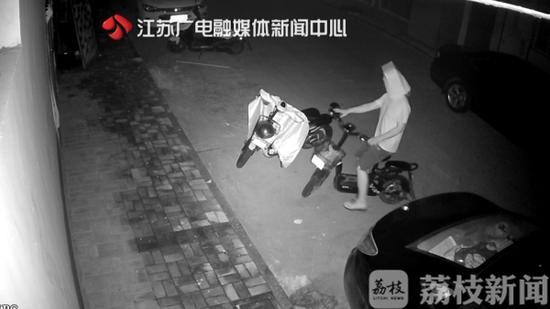 掩耳盗铃！偷车时头一抬看见摄像头 他找了个纸袋套头上