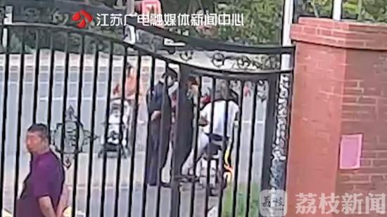 掩耳盗铃！偷车时头一抬看见摄像头 他找了个纸袋套头上