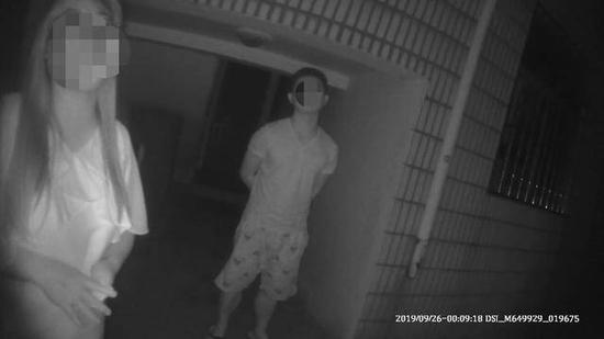 图为民警赶到现场协调母子矛盾。