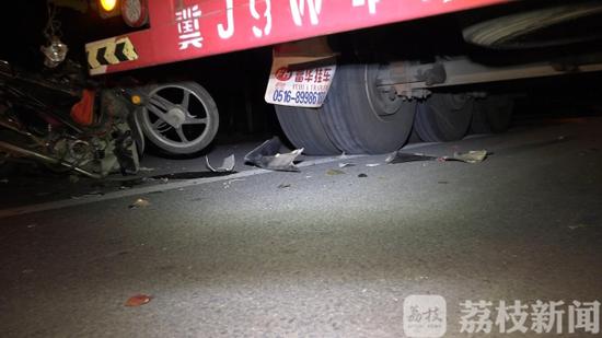 大货车停路边未设标志 摩托追尾一人身亡