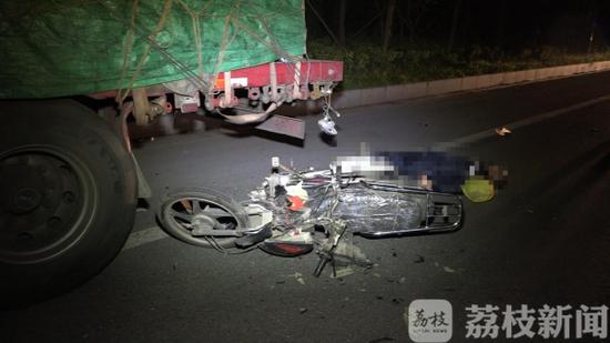 大货车停路边未设标志 摩托追尾一人身亡