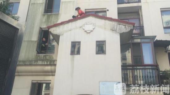 危险！忘带钥匙 女孩爬楼回家被困外墙