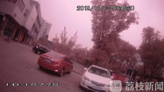 送完伤者到医院 驾驶员溜了 警方：算“肇事逃逸”