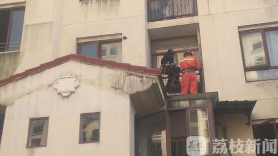 危险！忘带钥匙 女孩爬楼回家被困外墙