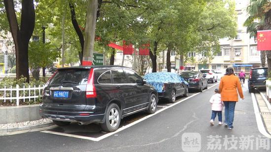 南京一小区划出“孝心车位” 节假日符合条件可免费停！