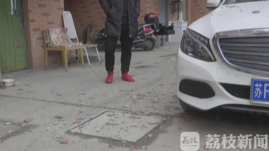 外墙瓷砖脱落爱车被砸 损失谁来承担？