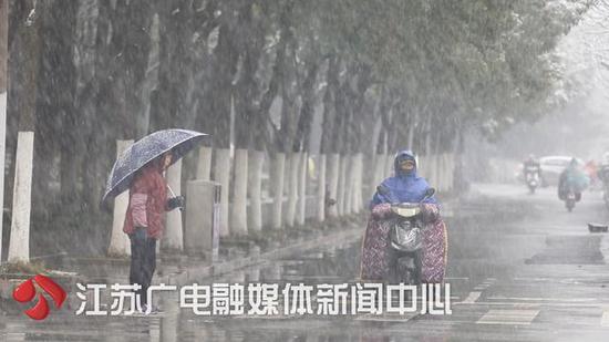 上下班途中滑倒摔伤算工伤吗？上班族：算！人社部：不算