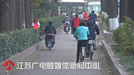 上下班途中滑倒摔伤算工伤吗？上班族：算！人社部：不算