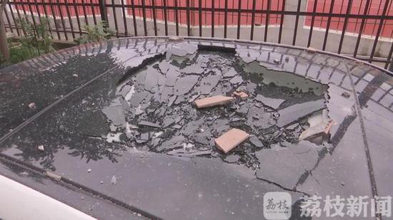 外墙瓷砖脱落爱车被砸 损失谁来承担？