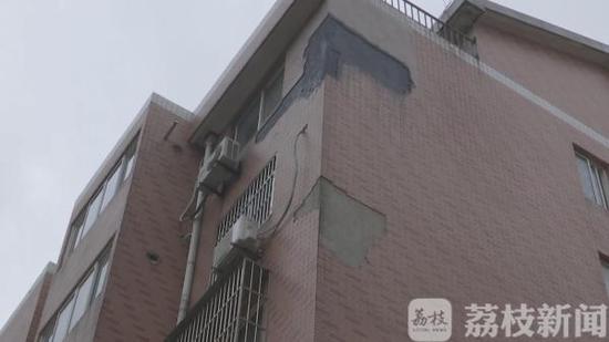 外墙瓷砖脱落爱车被砸 损失谁来承担？