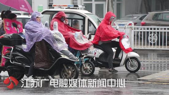 上下班途中滑倒摔伤算工伤吗？上班族：算！人社部：不算