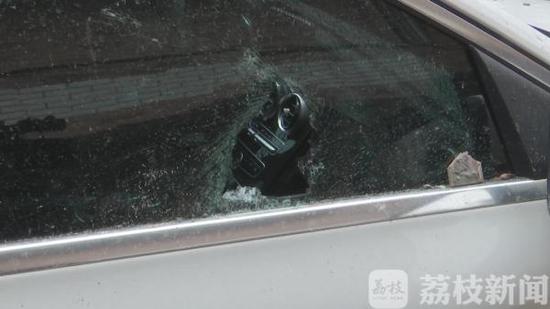 外墙瓷砖脱落爱车被砸 损失谁来承担？