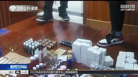 小心！你的进口化妆品可能假的 民警跨省抓捕网店店主