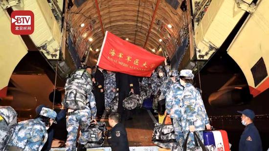 海军军医大学医疗队登上飞机