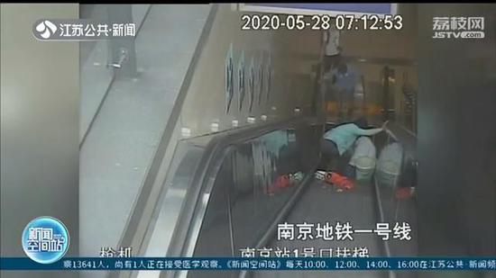 电梯安全|危险！电扶梯上千万别依靠侧面裙板 容易使人摔倒