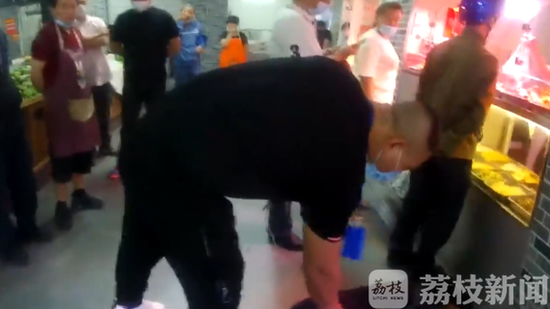 顾客|买鸭子能不能搭鸭脖？商家顾客为行规打进医院
