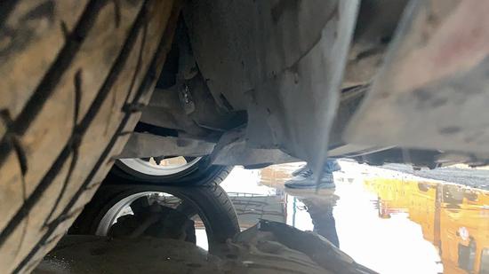张先生的奔驰车,底盘和轮胎都已受损。