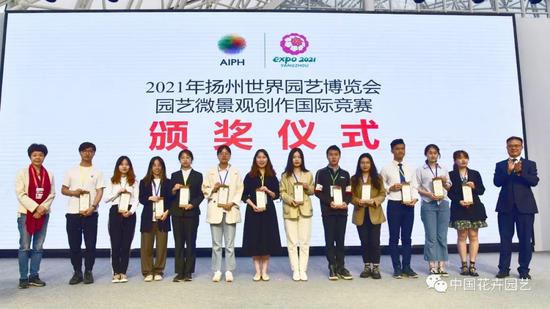▲赵岚、李卫星为铜奖作品获奖代表颁发证书