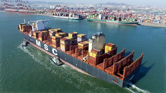  1月27日，一艘集装箱货轮缓缓驶入青岛港前湾集装箱码头（无人机照片）。新华社记者李紫恒摄