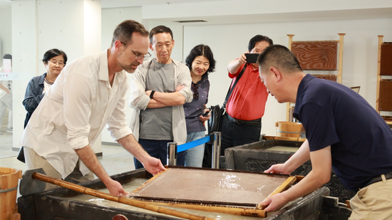 德克萨斯理工大学绘画与跨学科艺术硕士艾伦·史密斯在体验捞纸技艺