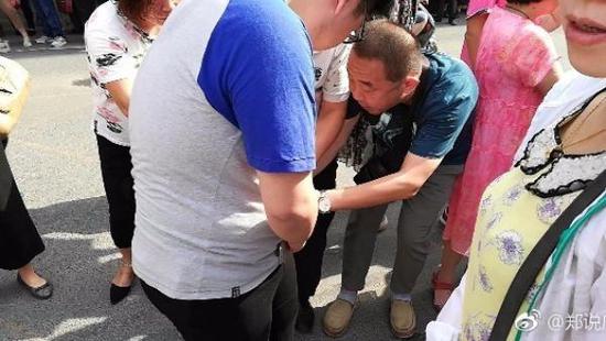 网传高考生证件锁口袋撕衣赶考 考点辟谣：着装不符