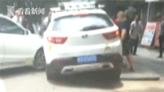 男子怀疑女友劈腿 开车冲撞越野车并用刀猛砸车窗