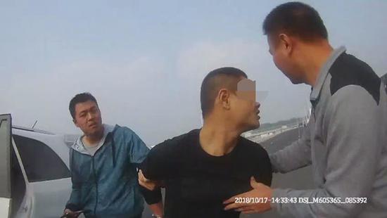 便衣警察火车站抓捕逃犯 逃犯大喊“帮我报警”！