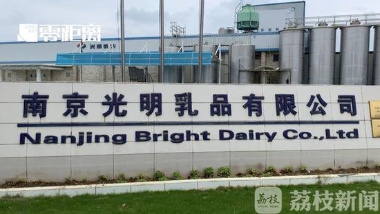 光明乳业送奶工为何遭强制“压奶”？有人不满遭斥责