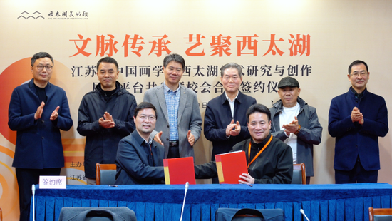 翟优会长与江苏理工学院艺术设计学院（刘海粟艺术学院）副院长（主持工作）朱亮亮签署校会合作协议