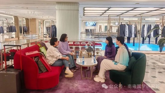 活动结束后，校友们继续交流体验与心得