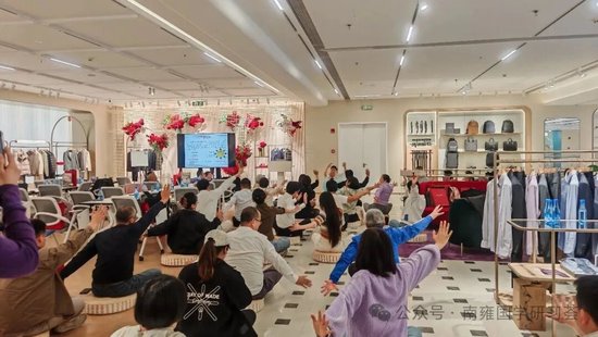 在老师带领下，校友们进行舒展练习