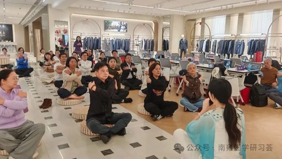 通过坐姿练习与呼吸调整，感受身体状态